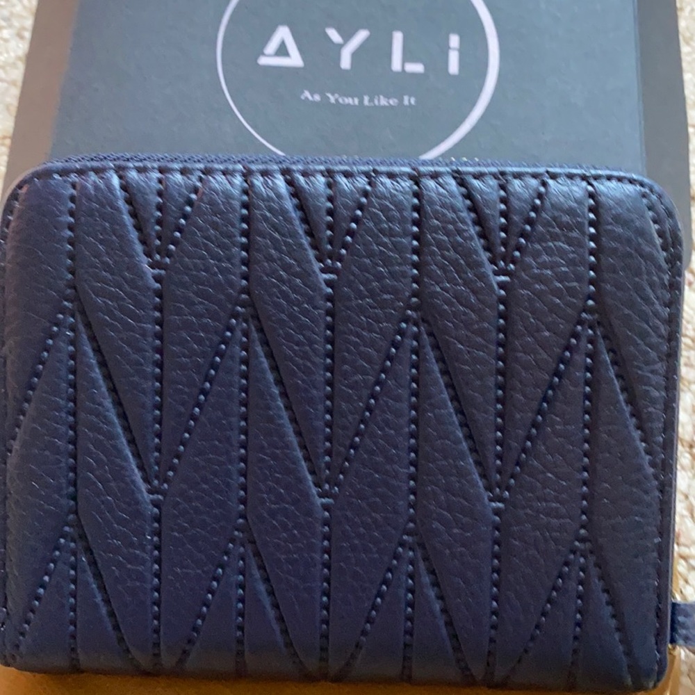 Small wallet. Navy. 24 credit card slots